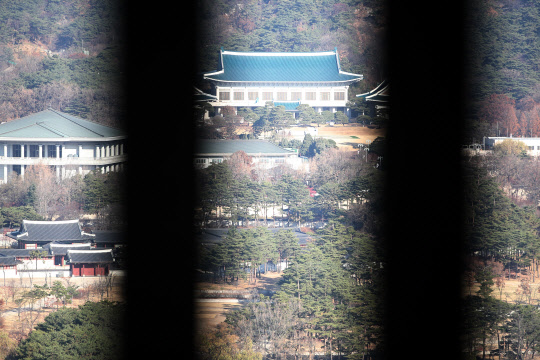 최후의 결단 남은 청와대      (서울=연합뉴스) 김승두 기자 =  새누리당 친박계 중진들이 건의한 '명예 퇴진'은 사면초가에 몰린 박근혜 대통령이 잡을 수 있는 단 한 장 남은 카드라는 분석이 지배적인 가운데 다음달 2일로 예정된 탄핵의 '1차 시한'을 사흘 앞둔 29일 박 대통령이 금명간 어떤 결단을 내릴지에 정치권의 관심이 온통 쏠려 있다. 정부서울청사에서 내려다 본 청와대.2016.11.29      kimsdoo@yna.co.kr  (끝)